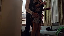 Бойфренд натягивает на огромный хуй половую щелочку девушки с тату на попке